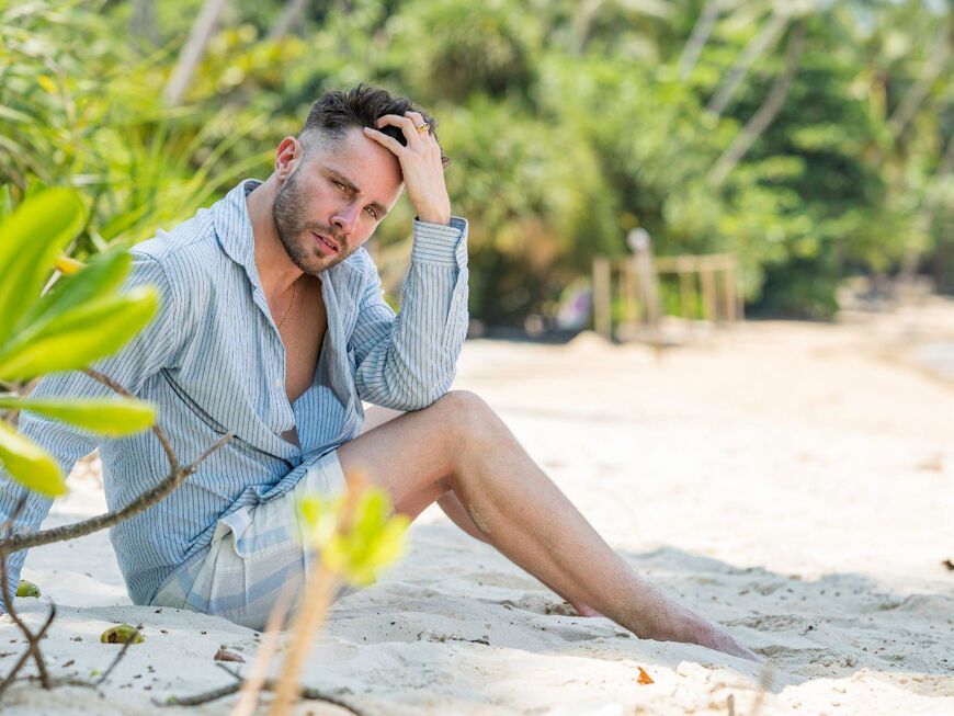 "Charming Boys"-Kandidat Gino fasst sich am Strand in die Haare