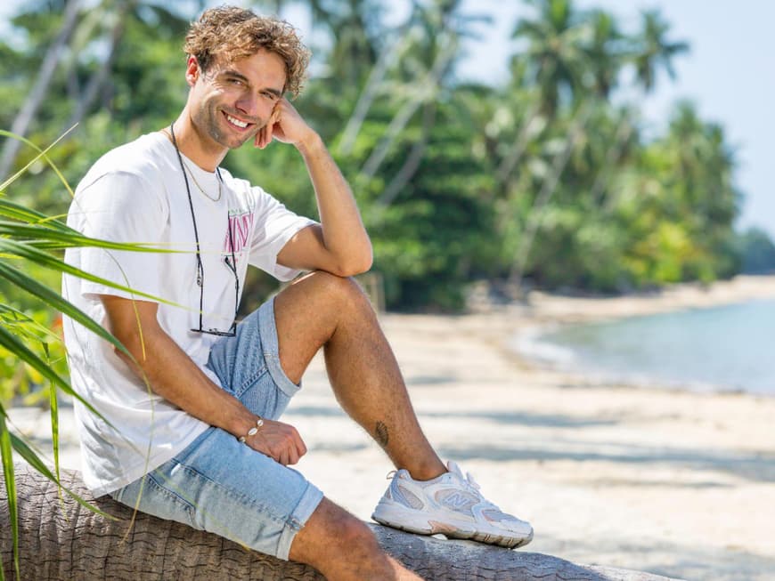 "Charming Boys"-Kandidat Niko lächelt am Strand