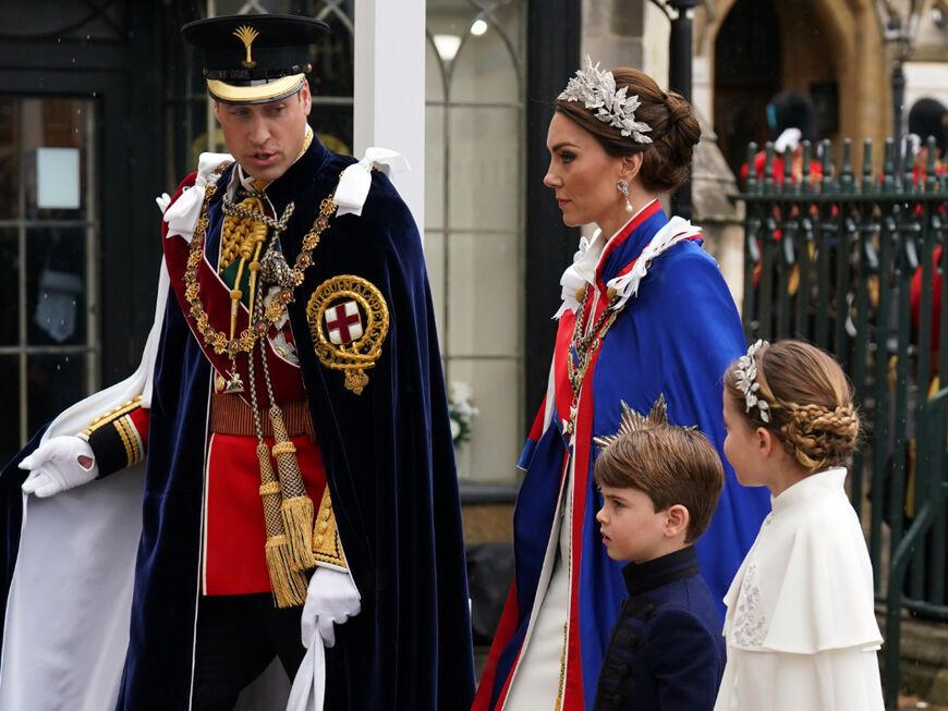 Prinz William, Prinzessin Kate, Prinz Louis und Prinzessin Charlotte gehen zur Krönung von König Charles III.