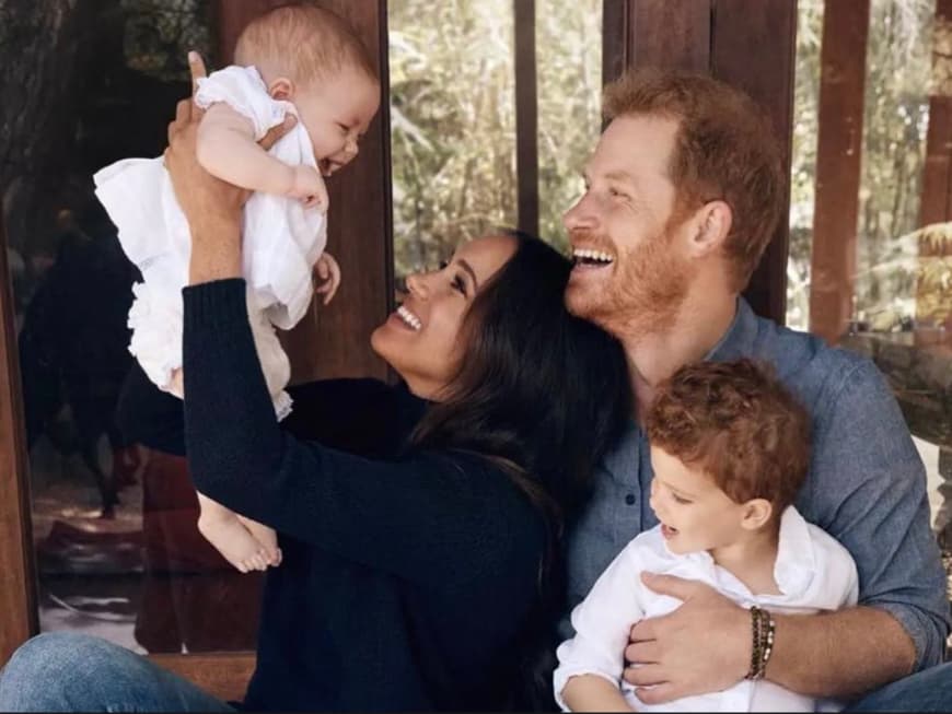 Familienbild der Sussexes: Meghan, Harry, Archie & Lilibet