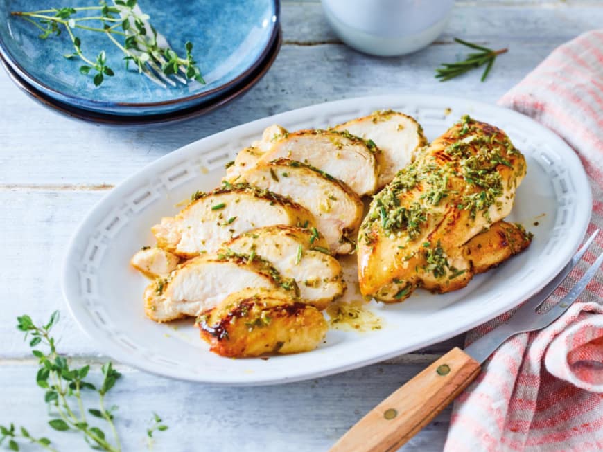 Gegrillte Hänchenbrust mit mediteranen Kräutern auf Teller