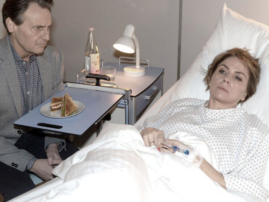 Yvonne liegt bei GZSZ im Krankenhausbett, Gerner sitzt neben ihr
