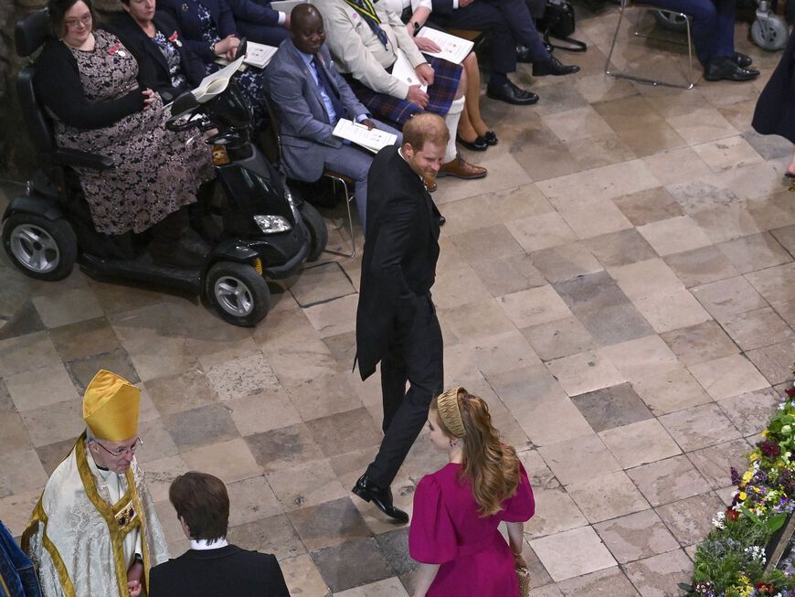 Prinz Harry allein in der Westminster Abbey