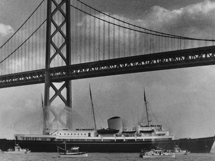 Jacht von Queen Elizabeth II. 1983 unter der Golden Gate Bridge