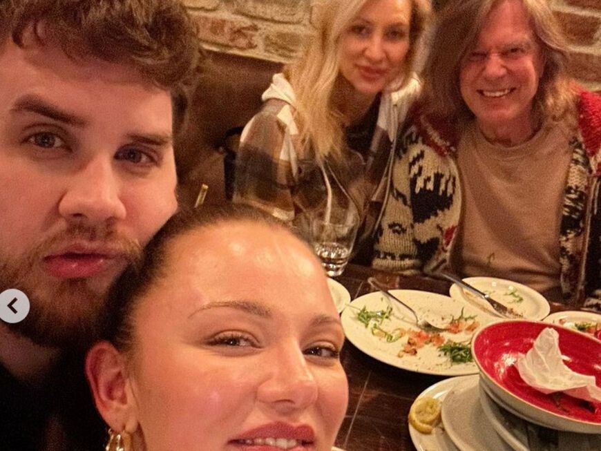 Joelina Drews, Adrian Louis, Jürgen Drews und Ramona Drews machen ein Selfie beim Essen