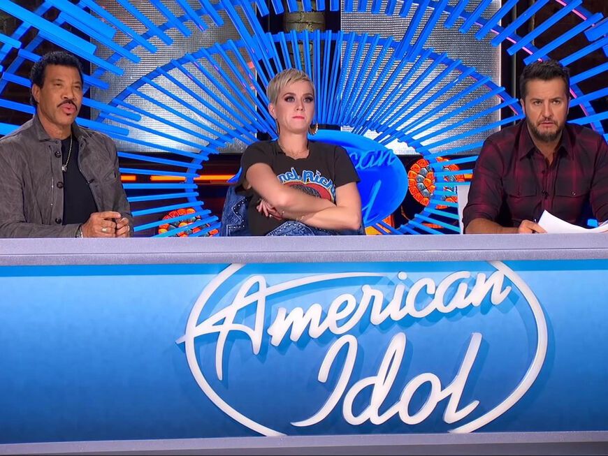 Katy Perry sitzt zwischen Lionel Richie und Luke Bryan hinter dem "American Idol"-Jurypult