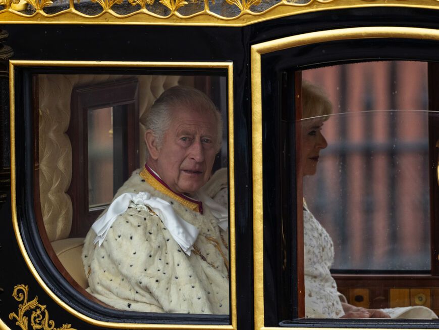 König Charles III. und Königin Camilla in der Kutsche. 