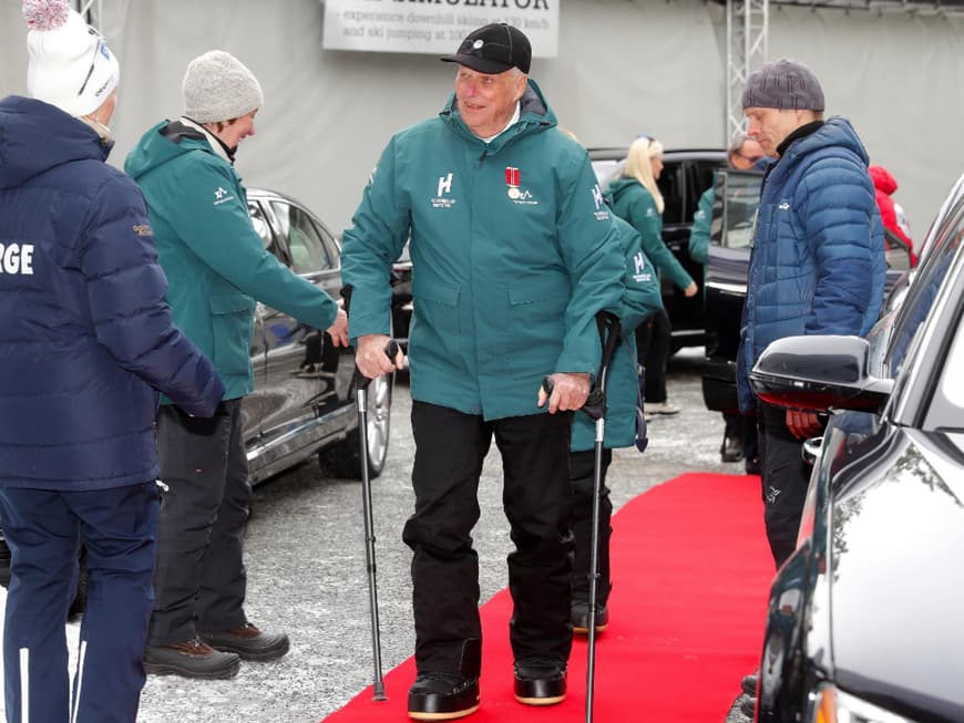 König Harald an Gehhilfen. 