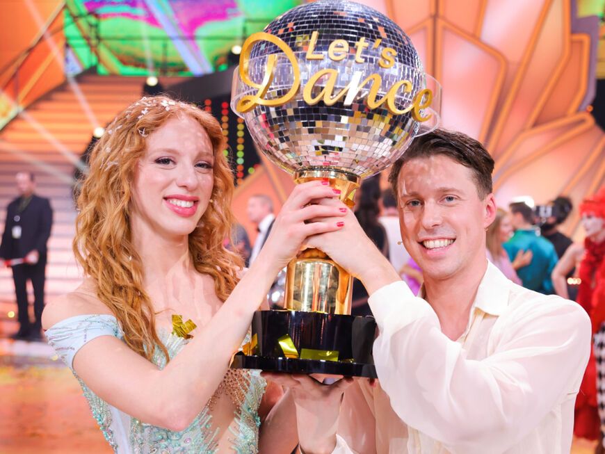 Anna Ermakova und Valentin Lusin halten bei "Let's Dance" den Pokal