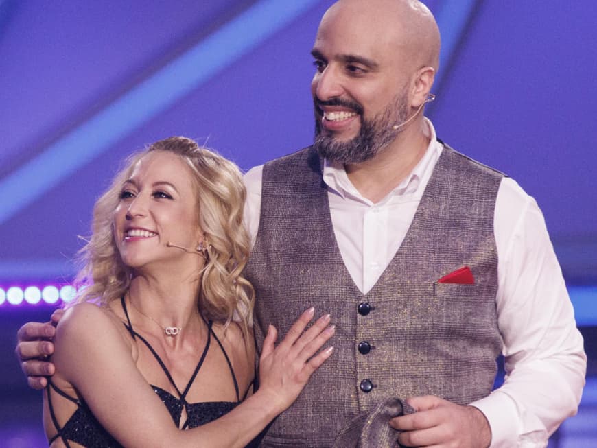 Kathrin Menzinger und Abdelkarim Arm in Arm bei "Let's Dance"