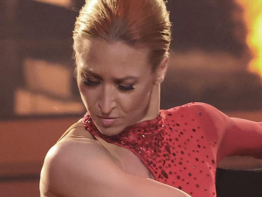 Kathrin MEnzinger guckt bei "Let's Dance" nach unten