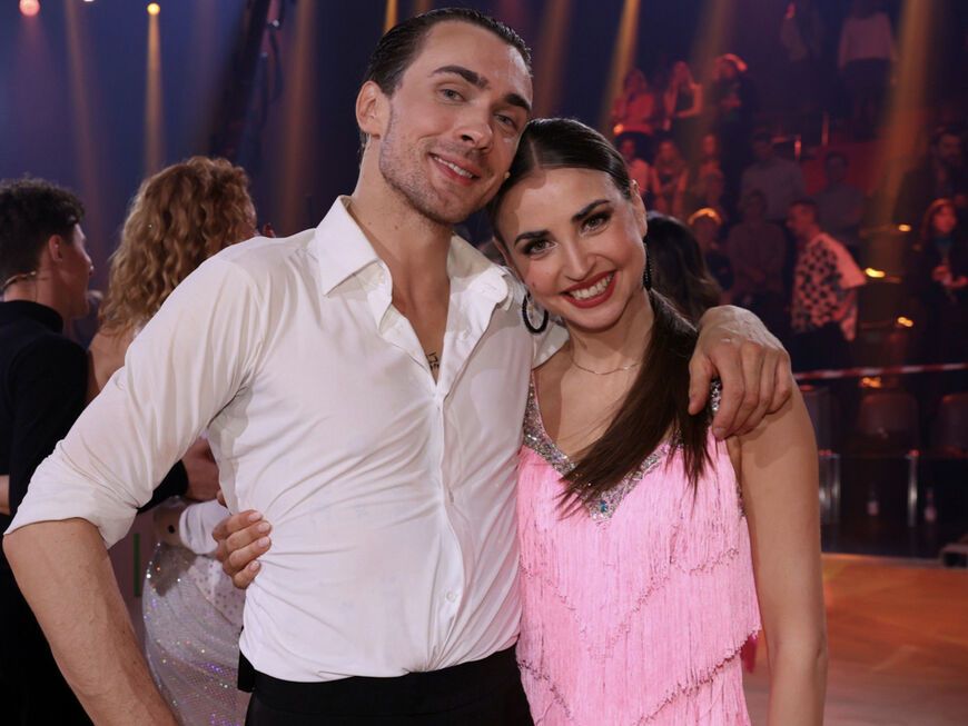 Ekaterina "Ekat" Leonova und Timon Krause stehen nebeneinander in Show 11 bei "Let's Dance"