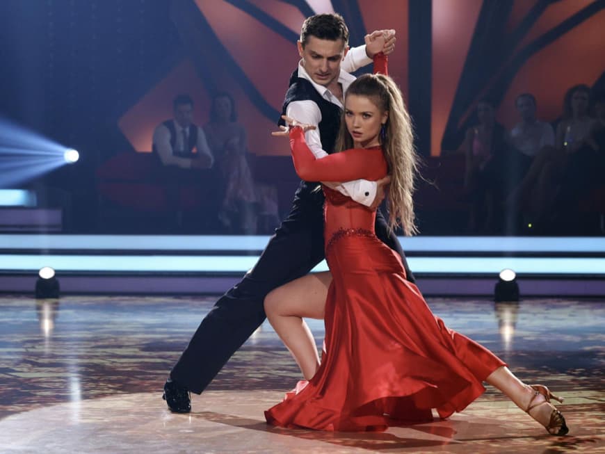 Julia Beautx und Zsolt Sándor Cseke tanzen Tango bei "Let's Dance"