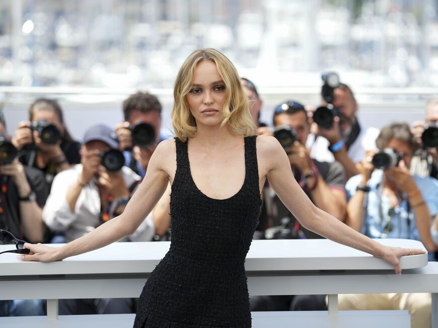 Lily Rose-Depp posiert vor den Fotografen in Cannes in einem schwarzen Kleid