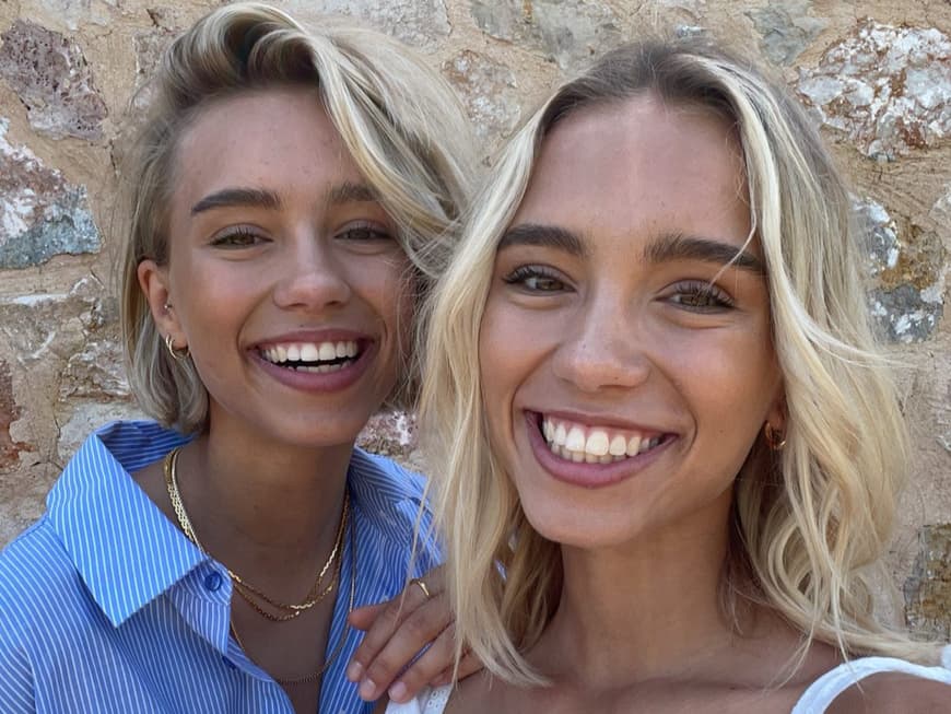 Lisa und Lena machen ein Selfie im Sommer