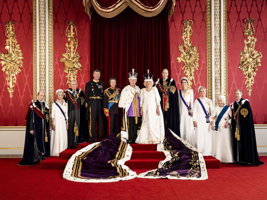 Offizielles Krönungsfoto König Charles III. - Gruppenfoto mit Anne, William, Kate & Co. 