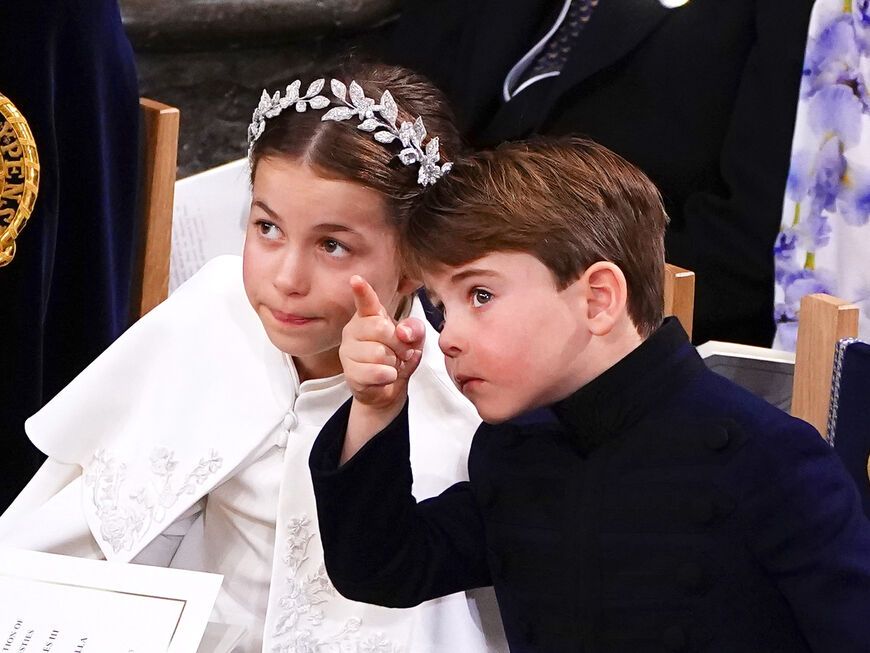 Prinz Louis zeigt Prinzessin Charlotte mit dem Finger etwas