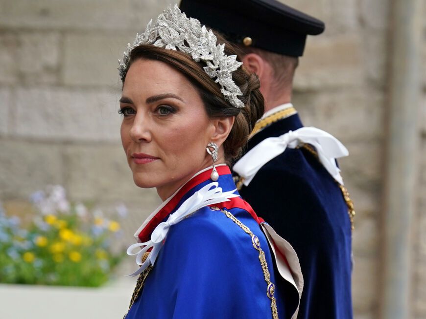 Prinzessin Kate und Prinz William betreten Westminster Abbey bei der Krönung von König Charles III.