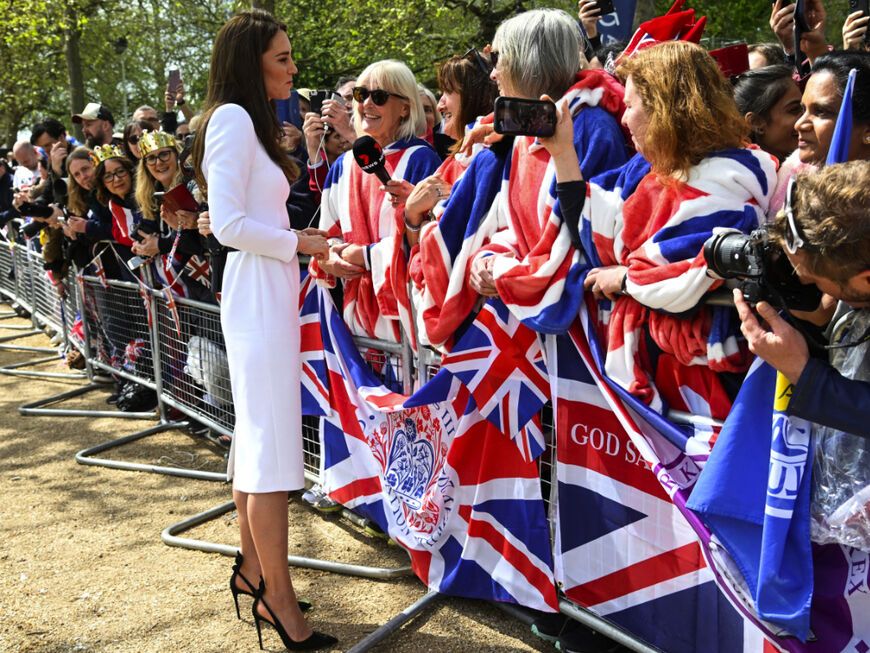 Prinzessin Kate spricht mit Royal-Fans.