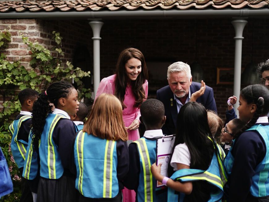 Prinzessin Kate spricht mit Kindern. 