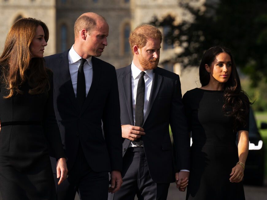 Prinzessin Kate, Prinz William, Prinz Harry und Herzogin Meghan am Schloss Windsor. 
