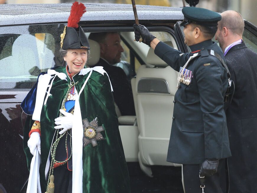 Prinzessin Anne steigt aus dem Auto vor der Krönung ihres Bruders König Charles III.