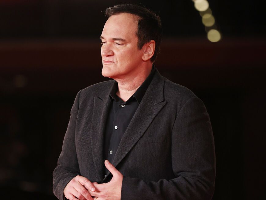 Quentin Tarantino sieht zu Boden und hält sich die Hände
