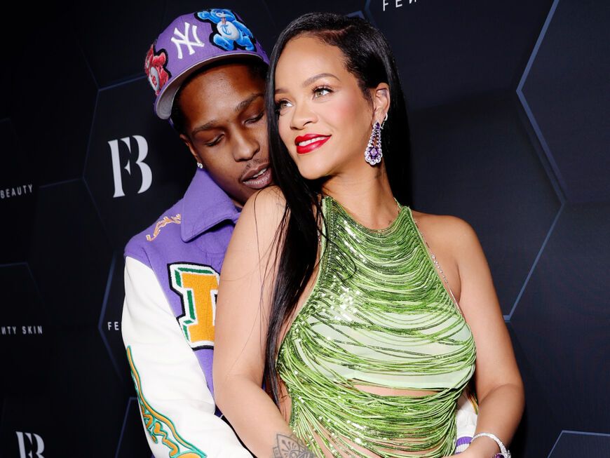 A$AP Rocky umarmt die schwangere Rihanna von hinten