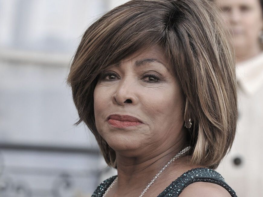 Tina Turner schaut traurig in die Kamera