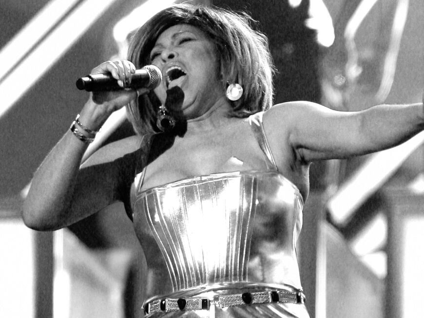 Tina Turner auf der Bühne, singt ins Mikrofon