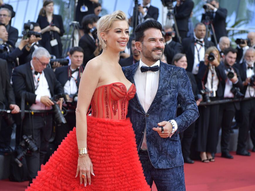 Verena Kerth im roten Kleid und Marc Terenzi im Anzug auf dem roten Teppich in Cannes