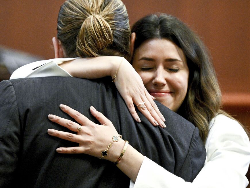 Johnny Depp und Camilla Vasquez umarmen sich im Gerichtssaal