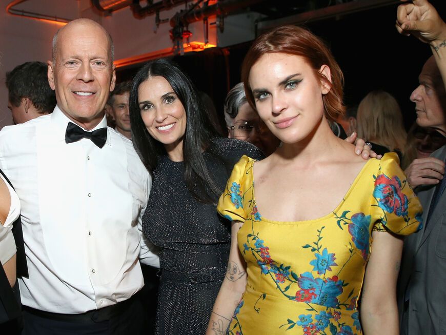 Bruce Willis, Demi Moore und Tochter Tallulah stehen nebeneinander