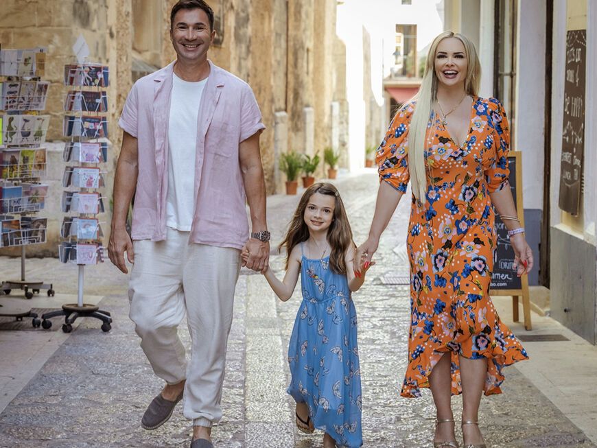 Daniela Katzenberger und Lucas Cordalis mit Töchterchen Sophia in der Sendung "Daniela Katzenberger - Familienglück auf Mallorca".