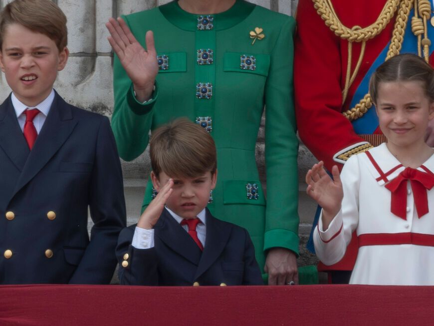 Prinz Louis salutiert auf dem Balkon