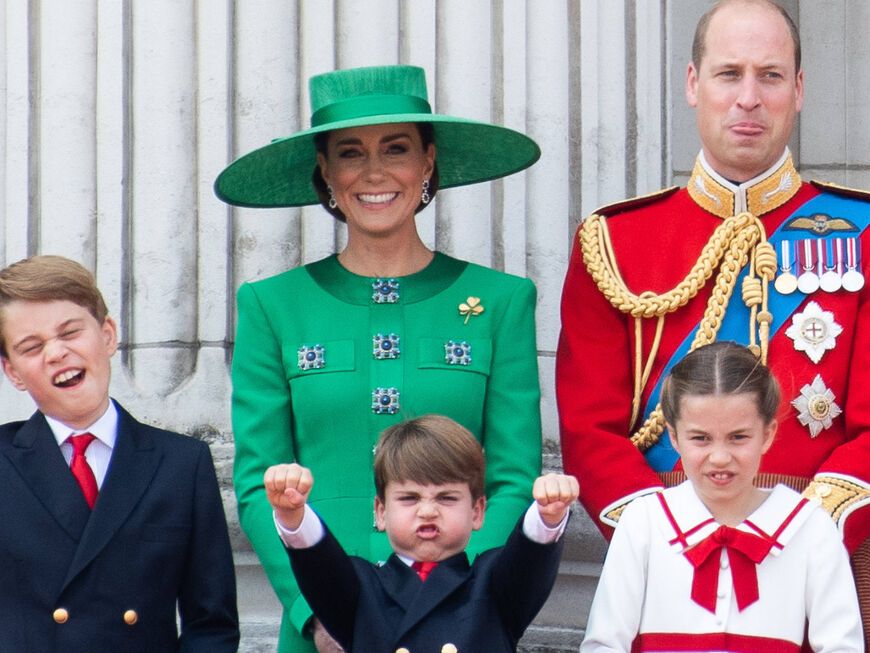 Prinzessin Kate, Prinz William, Prinz George, Prinz Louis, Prinzessin Charlotte auf dem Palast-Balkon