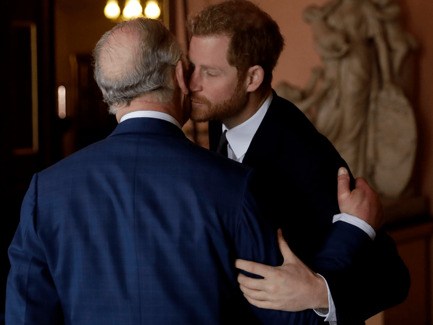 König Charles und Prinz Harry küssen sich 