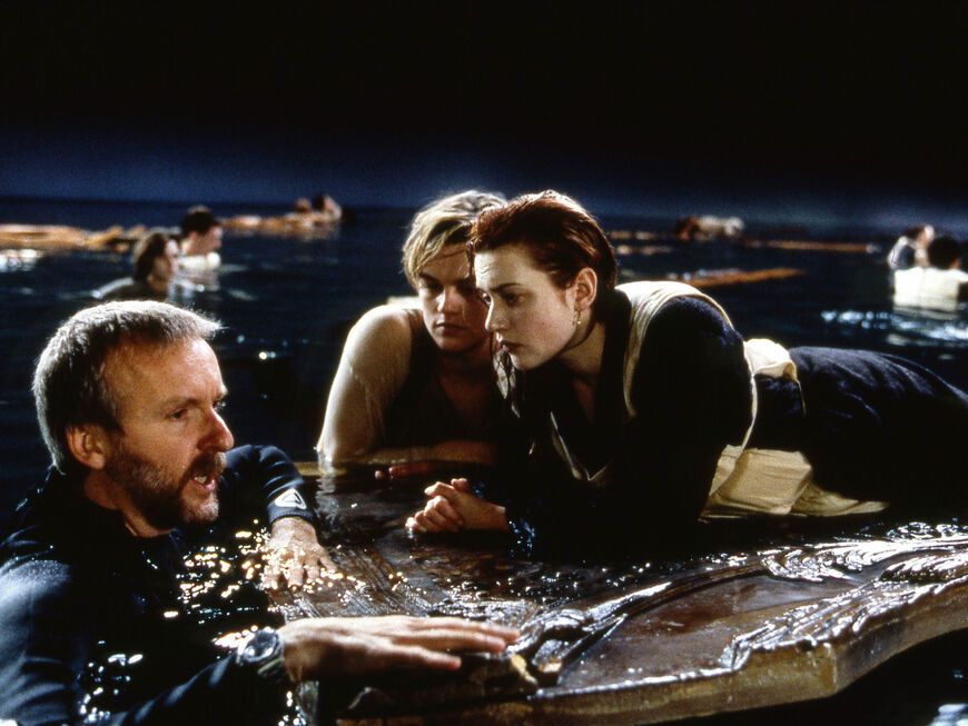 "Titanic"-Regisseur James Cameron bei den Dreharbeiten mit Kate Winslet und Leonardo DiCaprio auf der Tür im Wasser