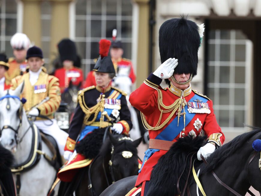 König Charles reitet als Erstes bei der Militärparade "Trooping The Colour"