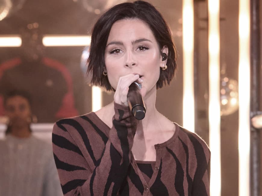 Lena Meyer-Landrut singt am Mikrofon