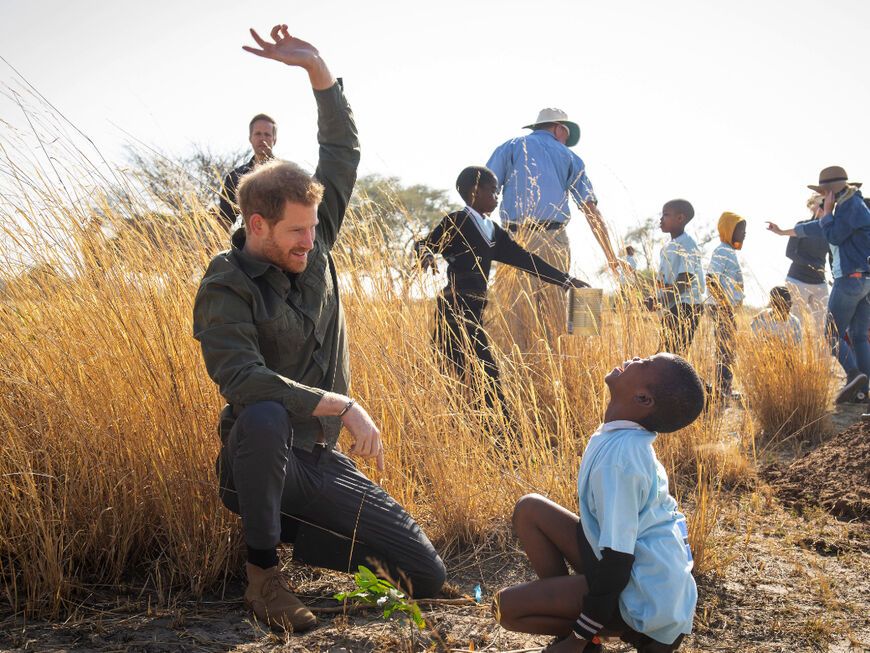 Prinz Harry mit einem Kind in Afrika