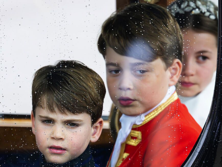 Prinz Louis, Prinz George und Prinzessin Charlotte in der Kutsche nach der Krönung im Mai. 