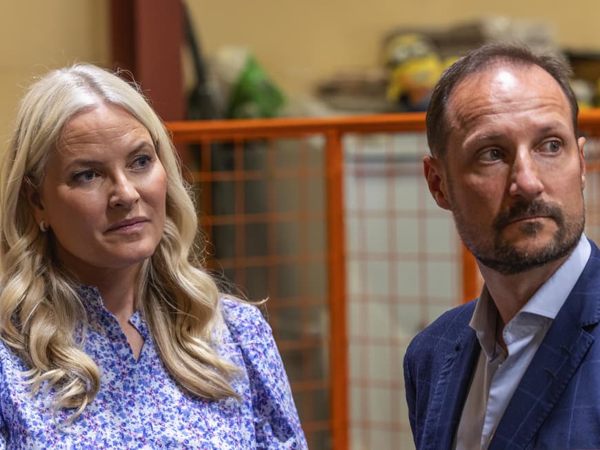 Prinzessin Mette-Marit und Prinz Haakon lauschen einem Vortrag. 