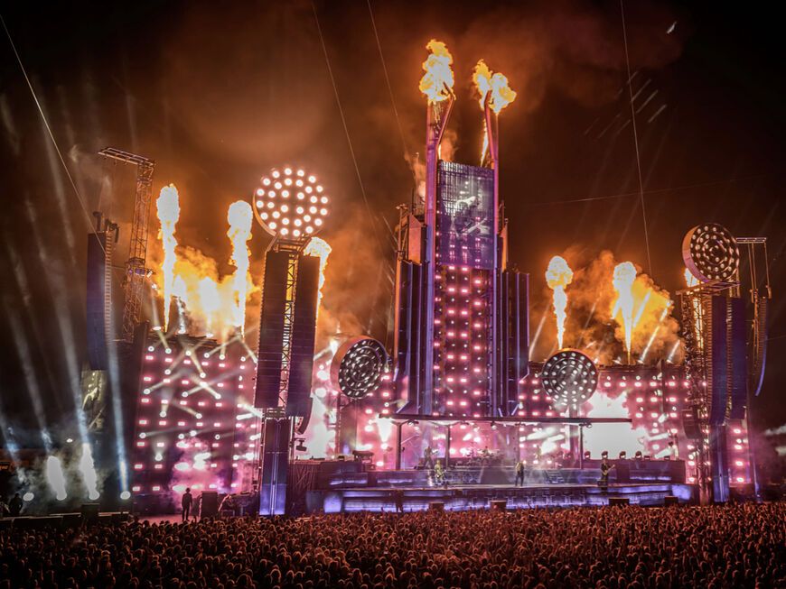 Rammstein auf der Bühne bei ihrer Europa Stadion Tour 2023