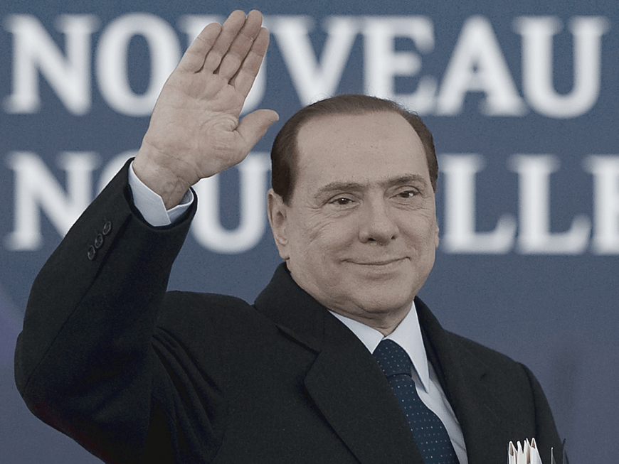Silvio Berlusconi winkt 