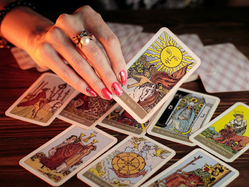 Hand nimmt Tarotkarte