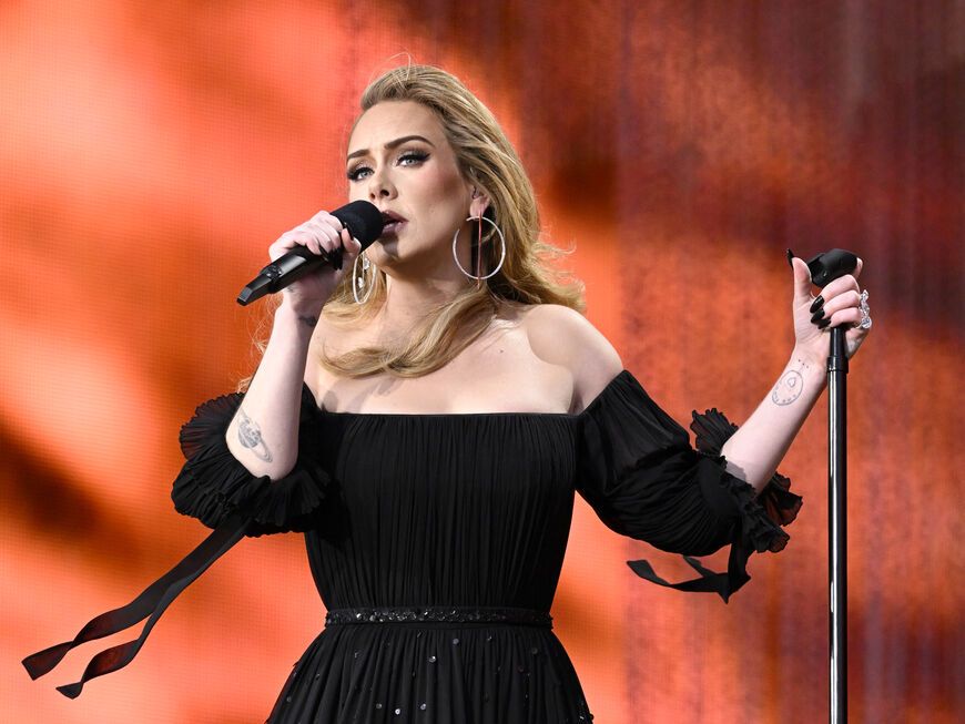 Adele singt ins Mikrofon