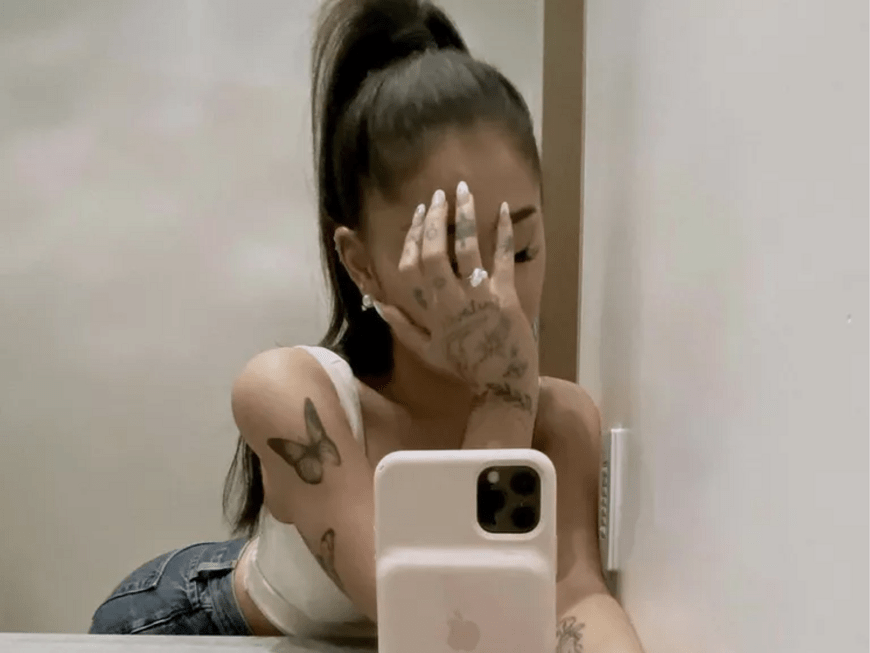 Ariana Grande macht Spiegel-Selfie mit Ehering