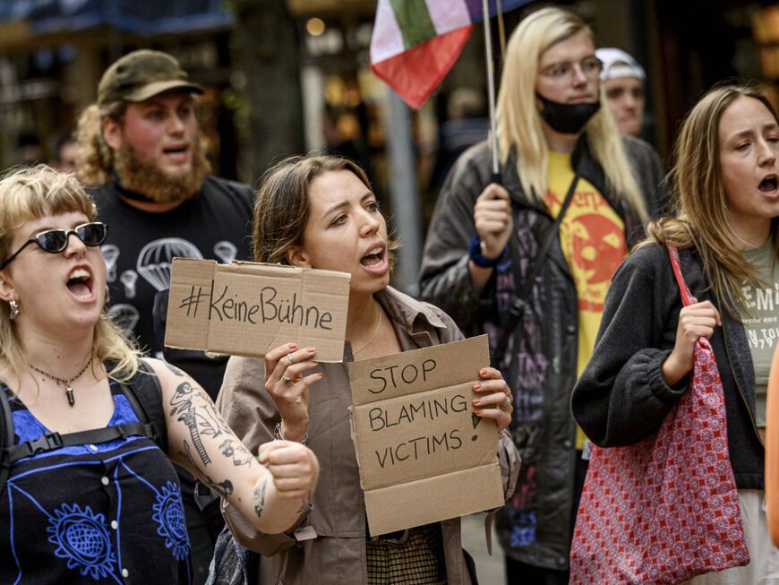 Demonstranten gegen Rammstein vor einem Konzert im niederländischen Groningen