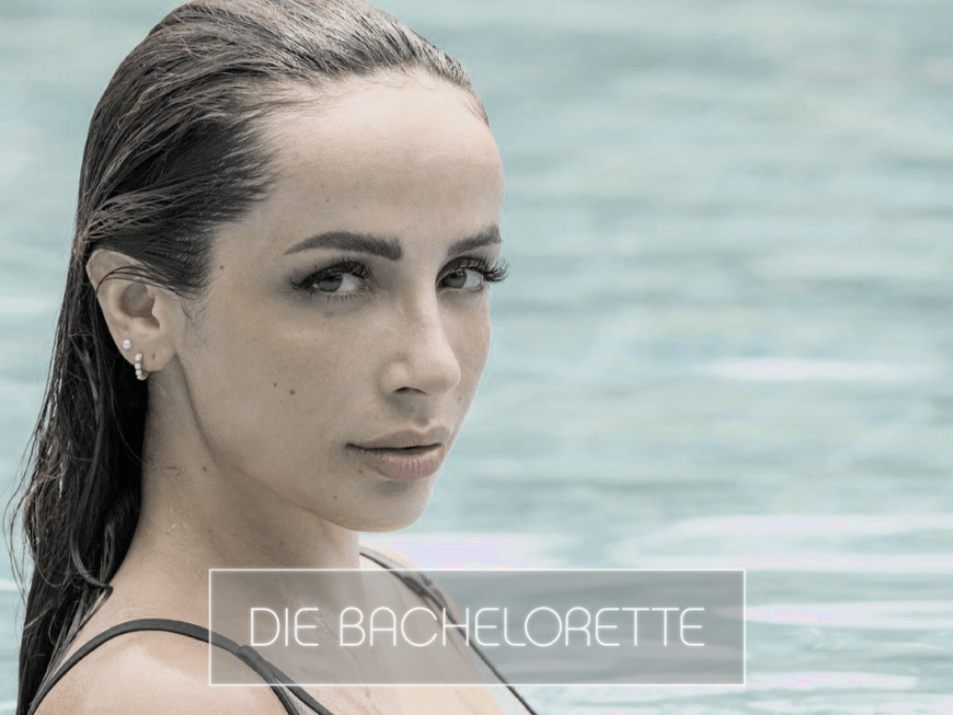 "Die Bachelorette" 2023 Jennifer Saro verblasst im Pool mit Logo
